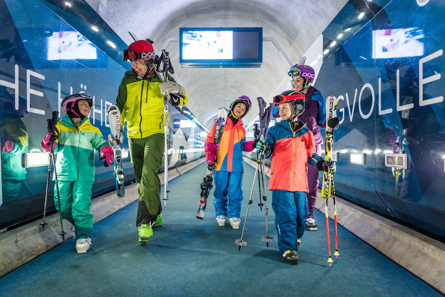 Familie in Zermatt auf dem Weg zum Skifahren