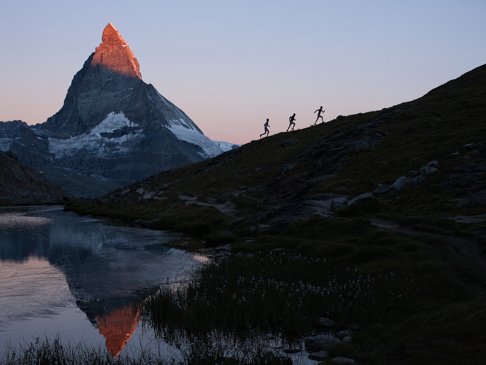 Teilnehmende am Matterhorn Ultraks erklimmen einen Berg