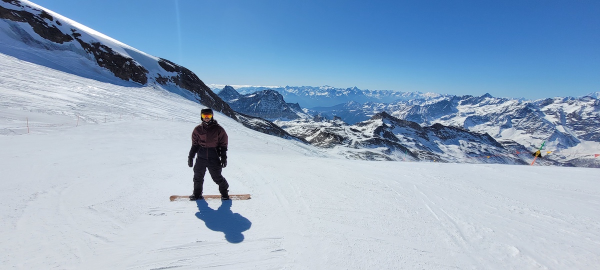 Snowboarden mit Blick auf Bergkulissen in Zermatt