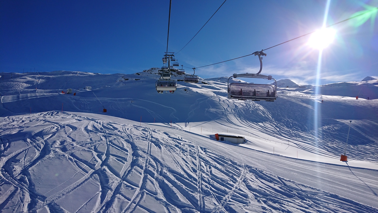 Blick von einem Skilift auf die verschneiten Pisten von Zermatt