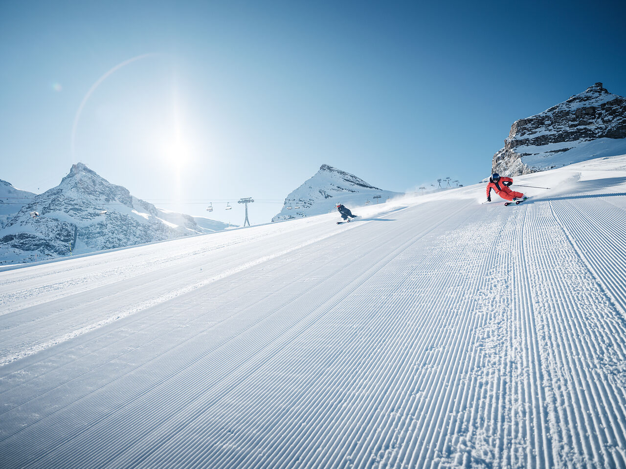 Skifahrende auf den Pisten oberhalb von Zermatt