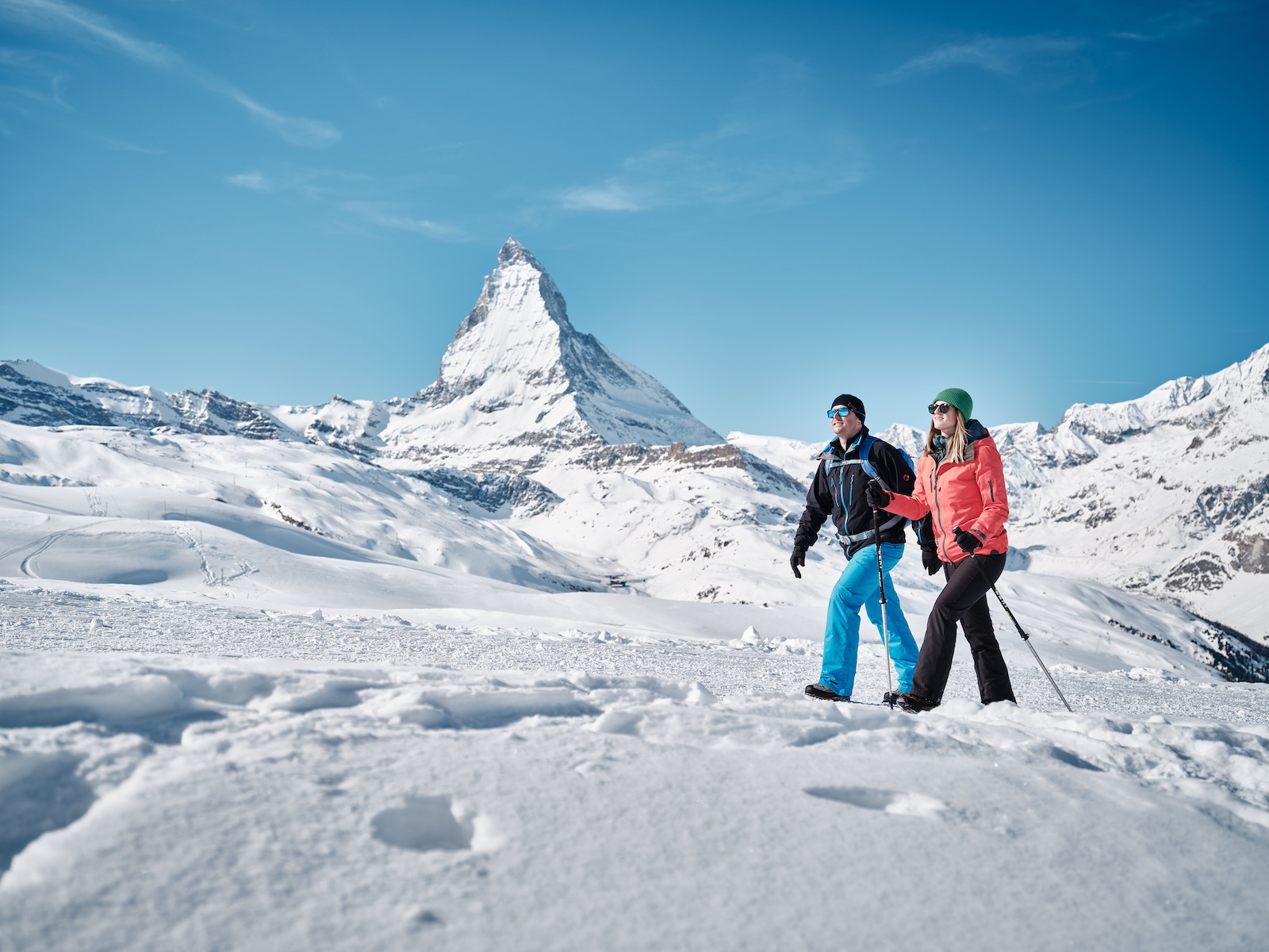 Zwei Personen geniessen die frische Luft bei einer Winterwanderung in Zermatt