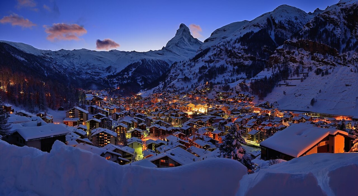 Blick auf das verschneite Dorf Zermatt zur Weihnachtszeit