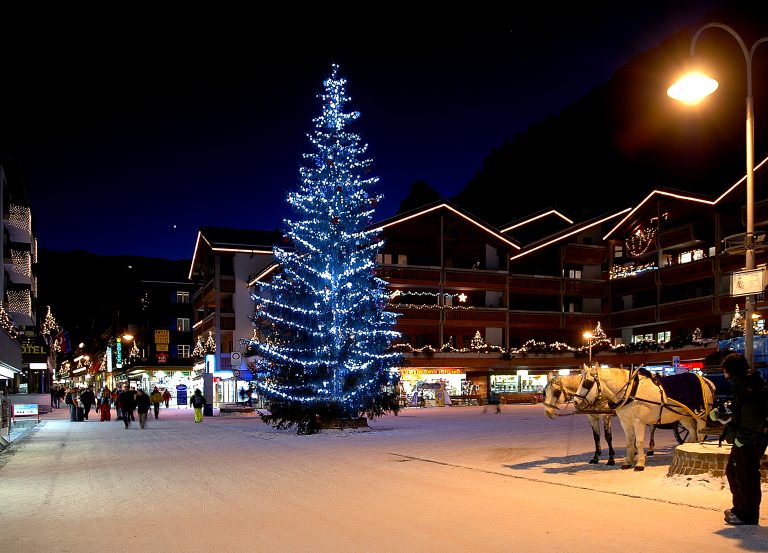 Festlich geschmückter Weihnachtsbaum auf dem Bahnhofplatz in Zermatt