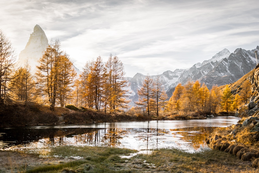 Blick auf den Grindjisee im Herbst oberhalb von Zermatt