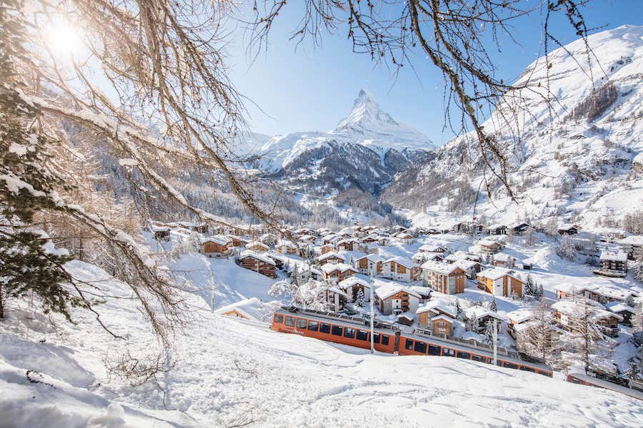 Blick auf das verschneite Zermatt im Winter